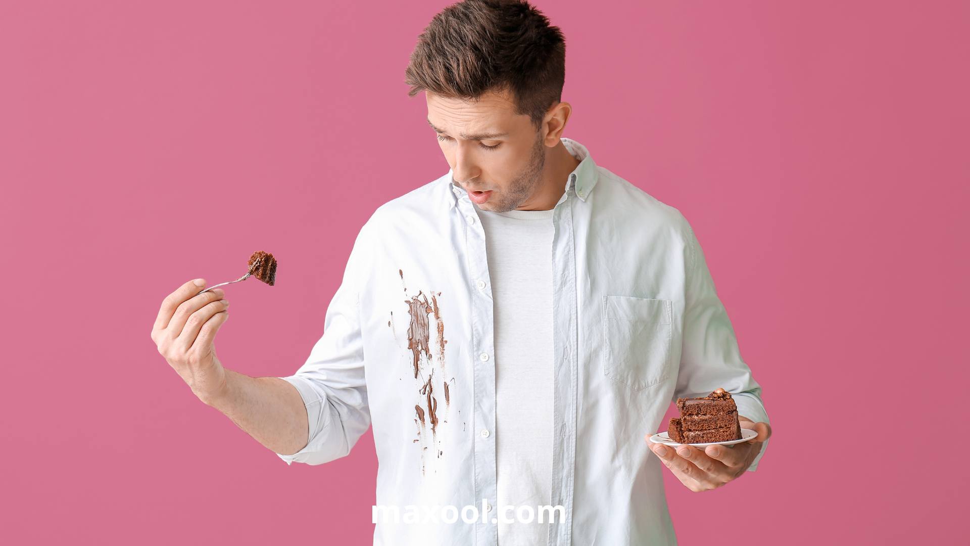 Homme qui a tâché sa chemise avec son gâteau au chocolat