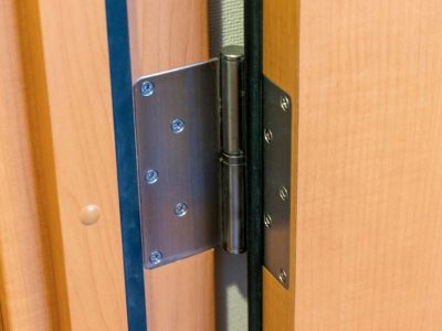 Zoom sur les différents types de charnières de porte