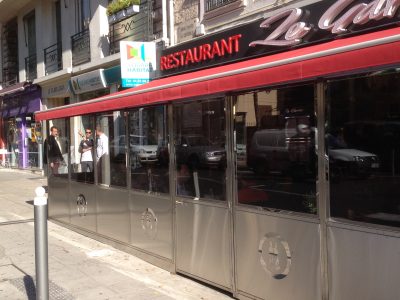 5 solutions de fermetures de terrasse pour protéger vos clients du temps