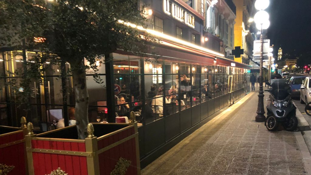 Une fermeture de terrasse avec des parois en verre