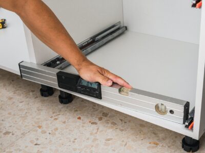 Les bases du bricolage : comment utiliser un niveau à bulle
