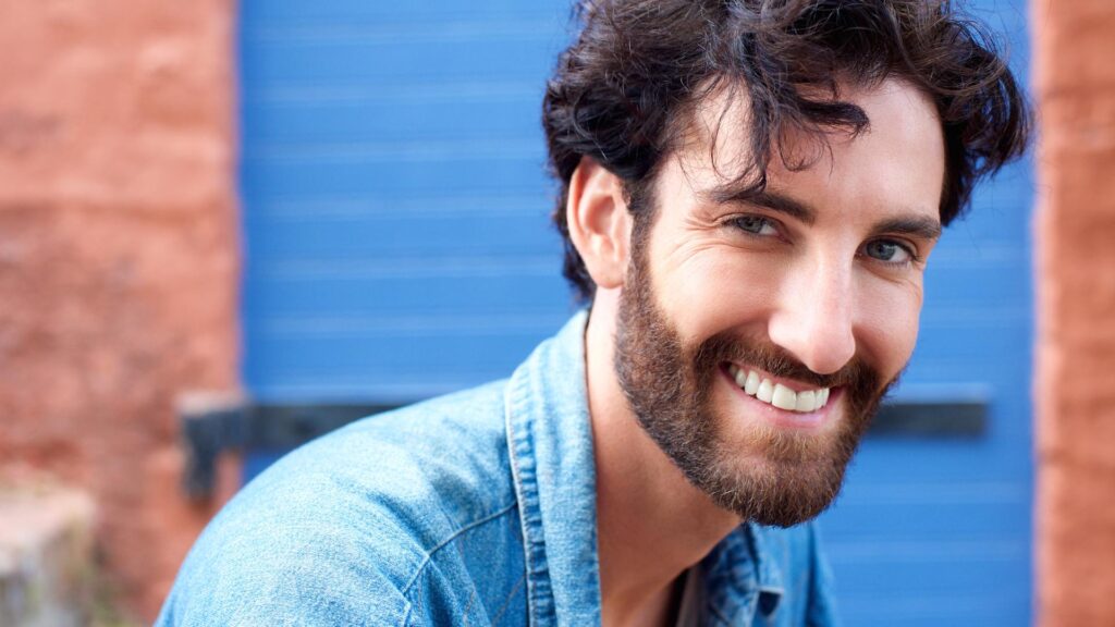 Homme avec une barbe