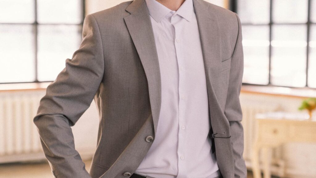 Homme en costume gris