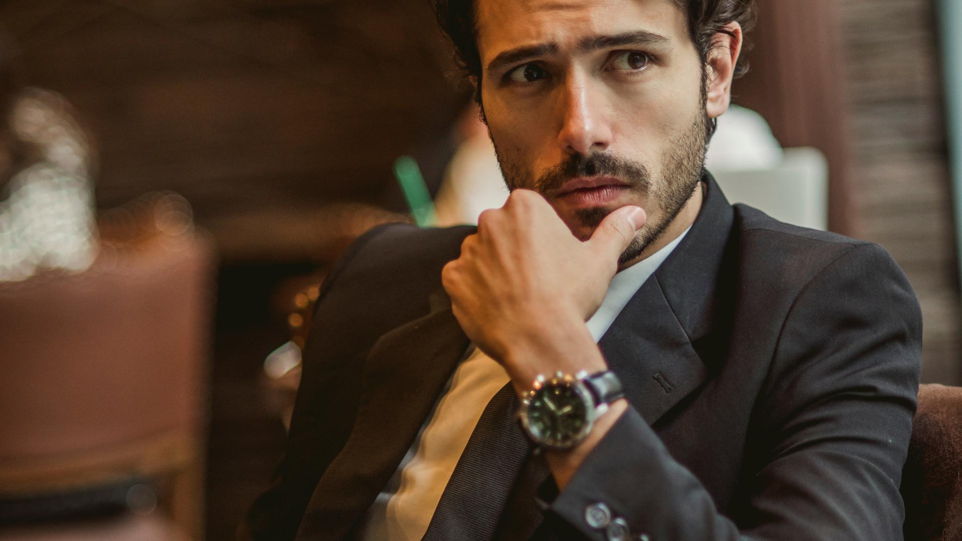 Homme en costume
