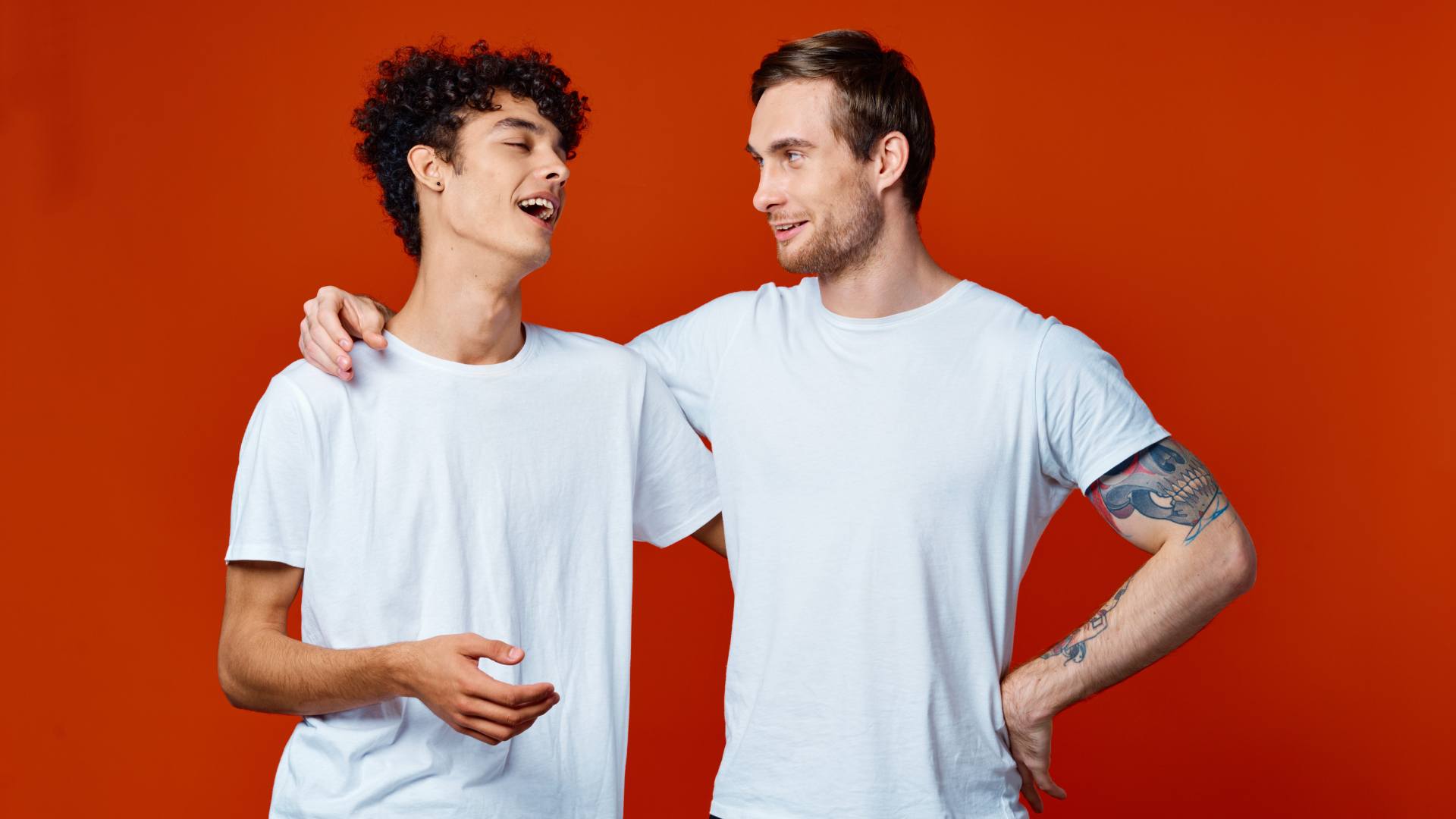 Homme avec un tee-shirt blanc
