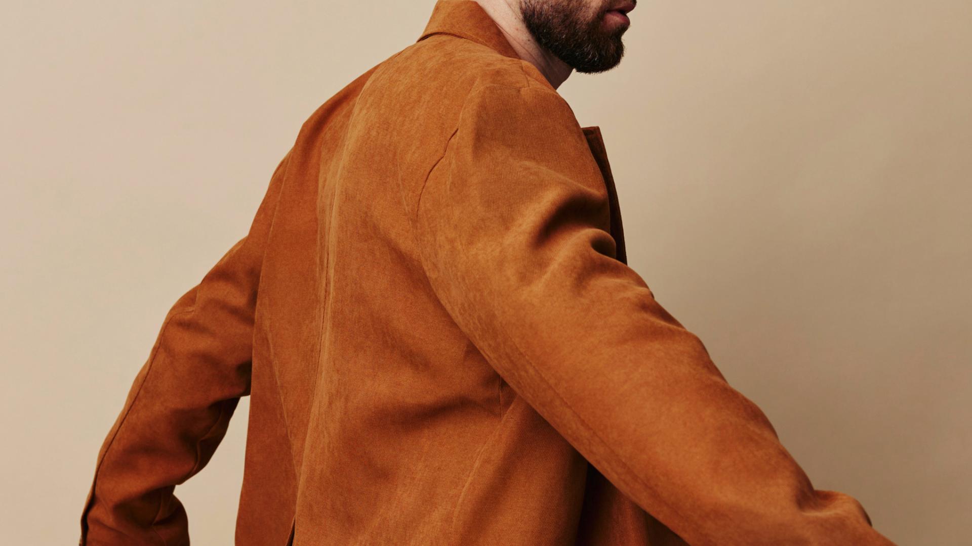 Homme en tenue de soirée